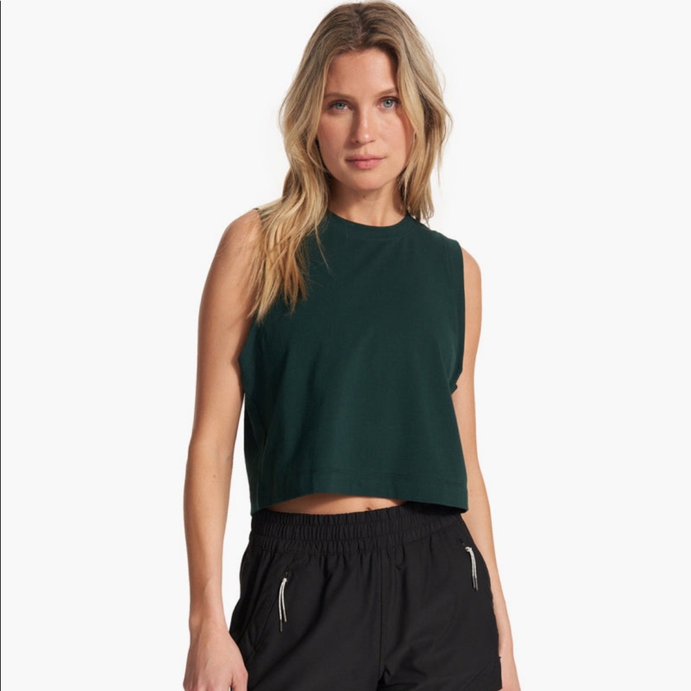 Vuori feather crop tank